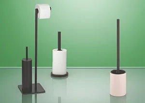 Vier verschiedene Toilettenpapierhalter in modernem Design: schwarze und weiße Modelle mit unterschiedlichen Höhen auf grünem Hintergrund.
