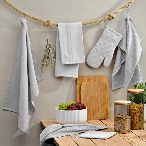 Küchen Handtücher und Textilien Set - Wohnen & Küchendeko Küchentresen mit Handtüchern an Seil, Schneidebrett, Schüssel mit Obst und Aufbewahrungsgläsern