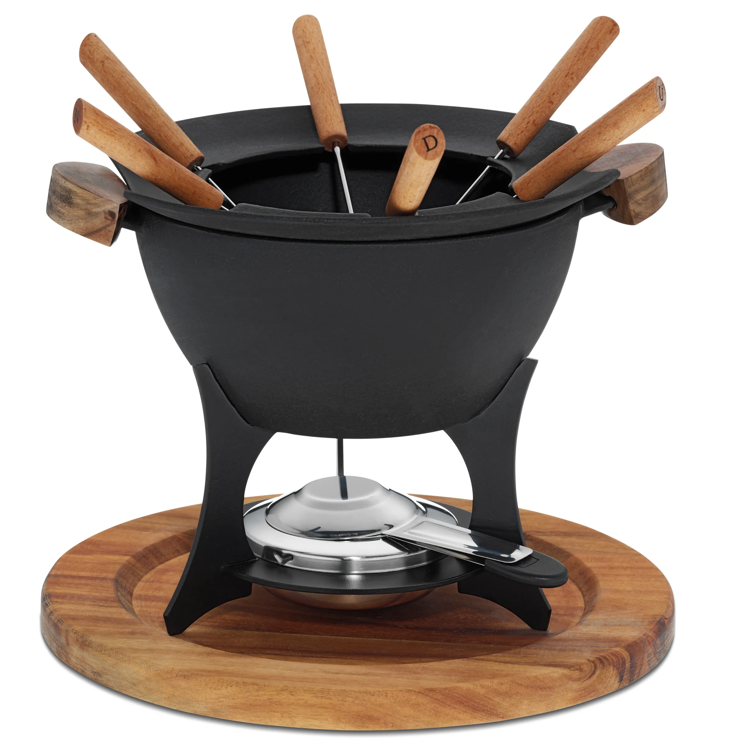 Fondue-Set schwarz mit Holzgriffen und Brenner - Käsefondue Gusseisen komplett Schwarzes Fondue-Set mit Holzgriffen, sechs Gabeln und Brenner auf rundem Holzbrett vor weißem Hintergrund