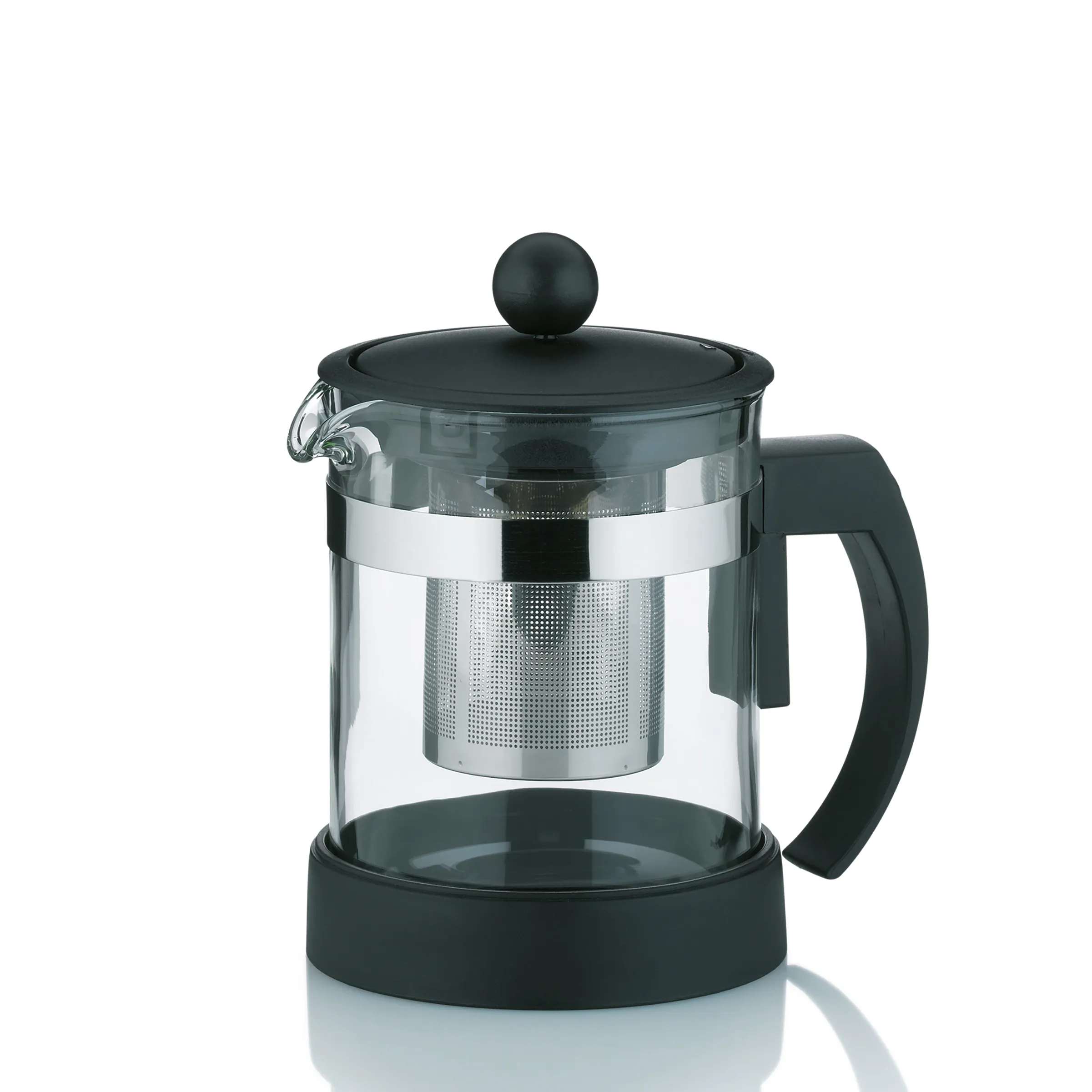 Teekanne aus Glas mit Edelstahlsieb und grünem Griff und Deckel vor weißem Hintergrund