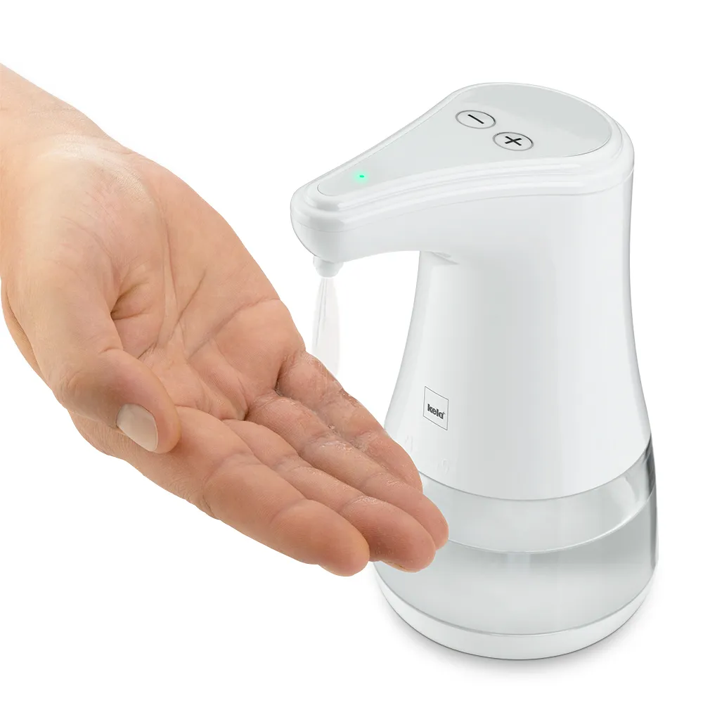 Hand unter weißem automatischen Seifenspender mit LED-Anzeige und Kontrolltasten auf Standfuß