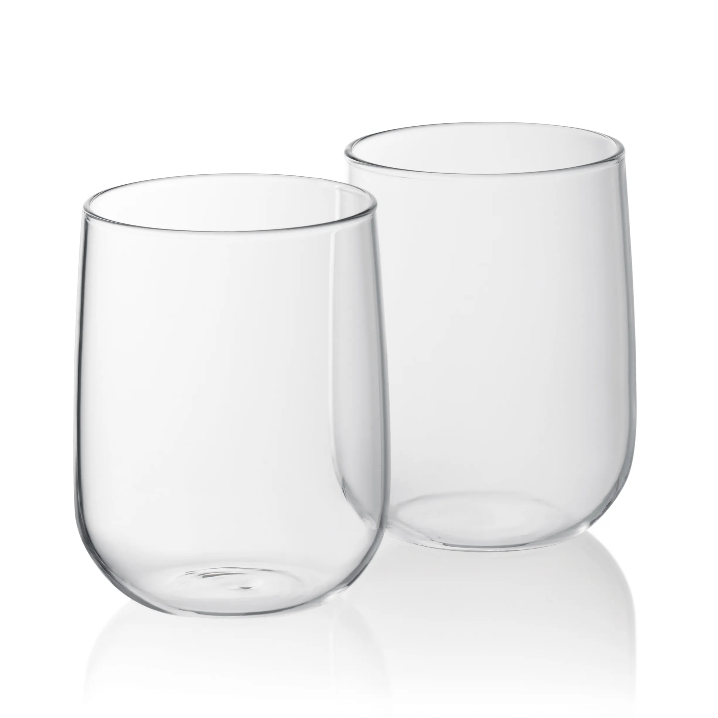 Moderne Trinkgläser Set - 2 Klarglas Gläser in verschiedenen Größen Zwei moderne Trinkgläser aus Klarglas in unterschiedlichen Größen auf weißem Hintergrund