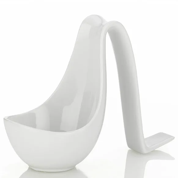 Moderne Keramik Schüssel mit Henkel - Designschale Weiße moderne Schüssel mit eleganter geschwungener Henkelform aus Keramik oder Porzellan