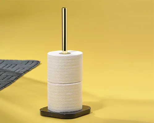 Klopapierhalter Holz Gold - eleganter Toilettenpapierständer Klopapierhalter aus Holz mit goldenem Stab und weißer Toilettenpapierrolle auf gelbem Hintergrund