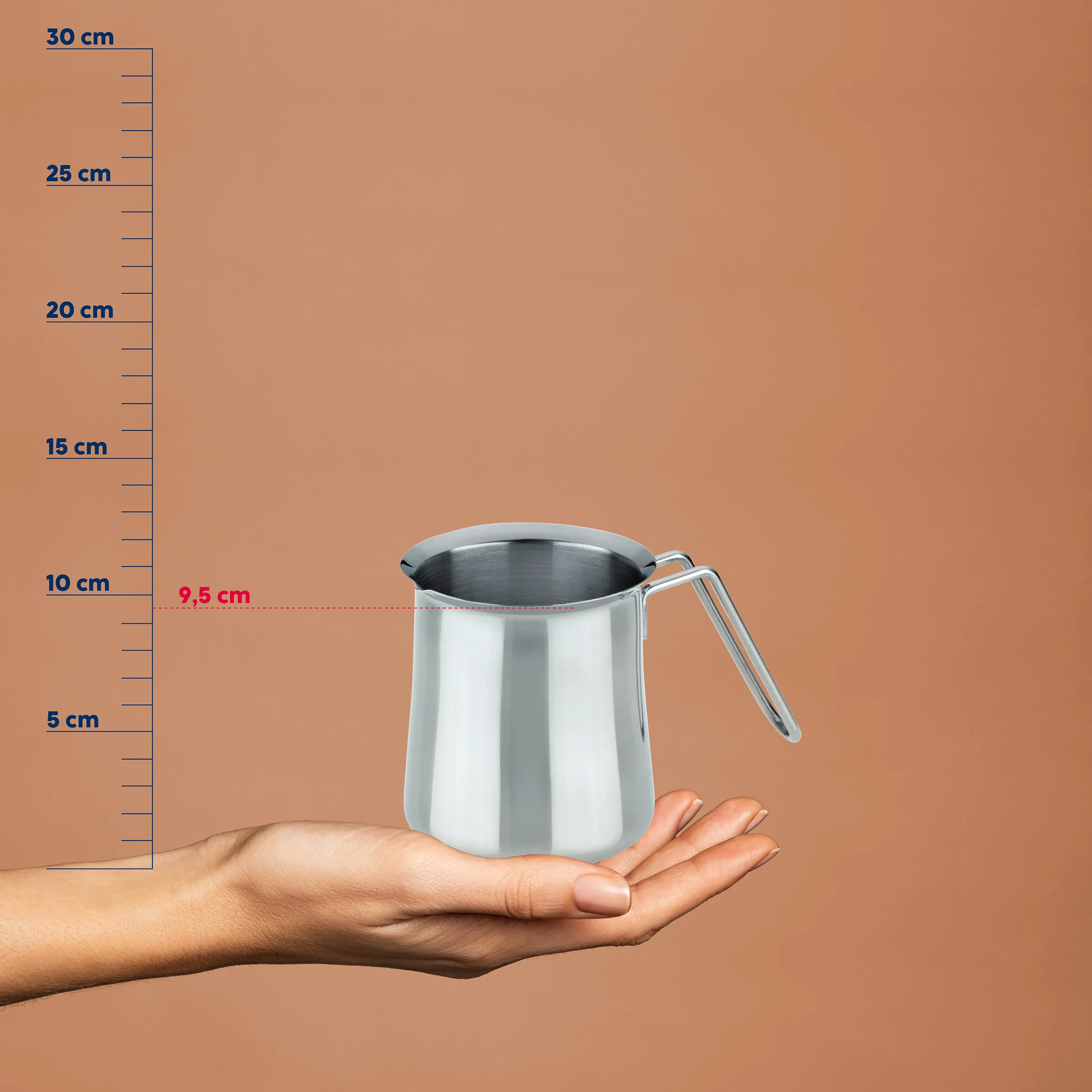 Edelstahl-Milchkännchen mit Henkel - 9,5 cm Höhe für Kaffee und Cappuccino Edelstahl-Milchkännchen mit Henkel auf Hand vor Maßstab, Höhe 9,5 cm