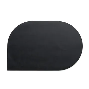 Schwarze abgerundete Schaumstoff-Mauspad mit ergonomischer halbmondförmiger Form auf weißem Hintergrund