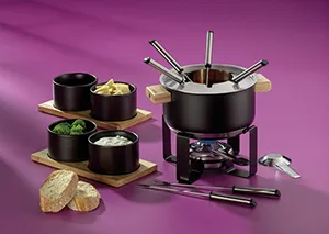 Fondue-Set schwarz mit Rechaud, Gabeln und Schalen - Käsefondue Zubehör Fondue-Set mit schwarzem Topf, Rechaud und Gabeln, umgeben von vier schwarzen Schalen mit Zutaten