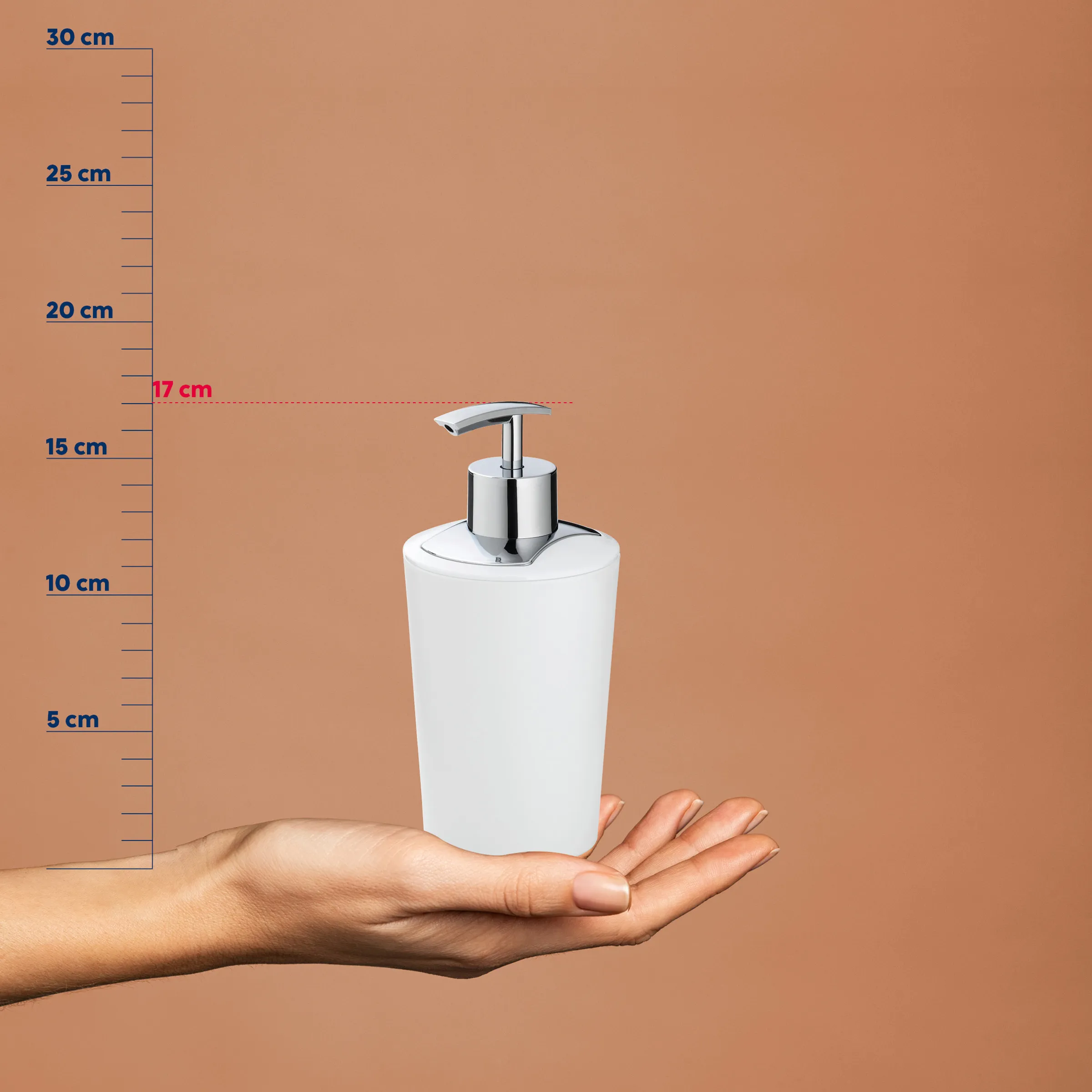 Seifenspender weiß - Größe 17 cm Handseife Weiße Seifenspender-Flasche mit Chromdispenser auf einer Hand, Größenvergleich mit Zentimeterskala