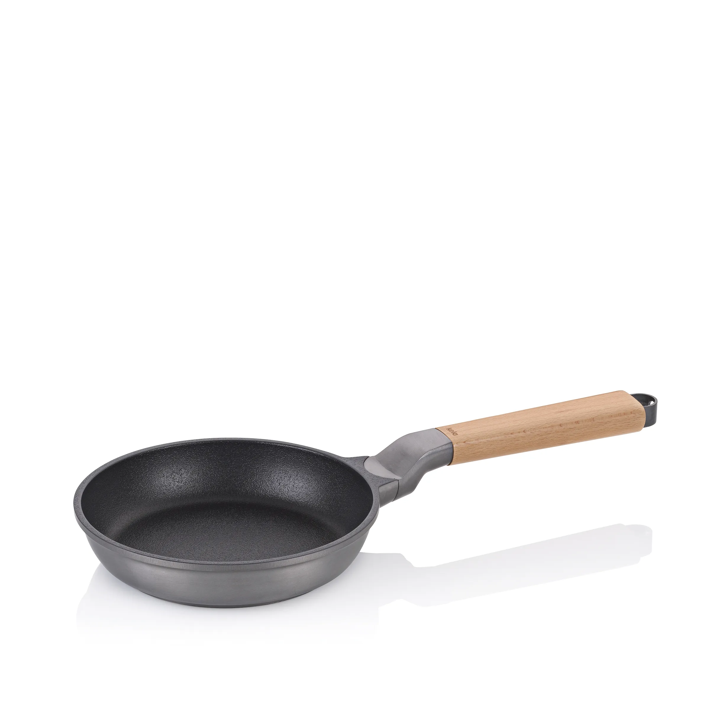 Wok-Pfanne mit Holzgriff und Antihaftbeschichtung Graue Wok-Pfanne mit schwarzer antihaftbeschichteter Innenseite und Holzgriff, schräg ausgerichtete Seitenansicht