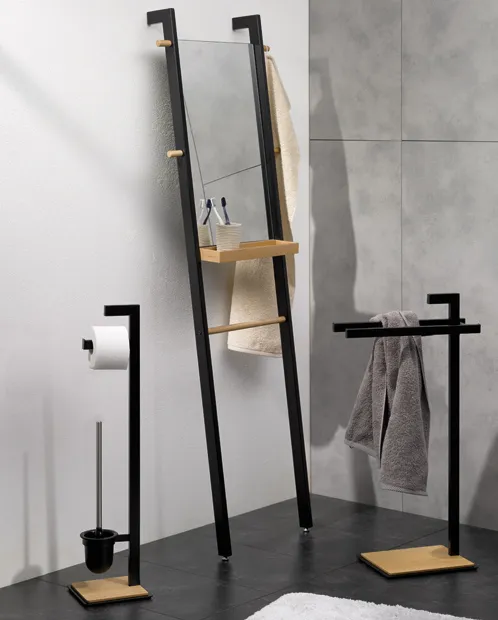 Badezimmer Accessoires Set Leiter Design Schwarz Holz Modernes Badezimmer-Accessoire-Set aus schwarzem Metall und Holz mit Leiter-Spiegel, Handtuchhalter und Toilettenbürsten-Ständer.