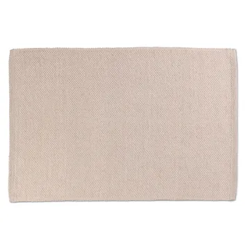 Beige Baumwolltuch mit strukturierter Oberfläche und gezackten Kanten auf hellem Hintergrund