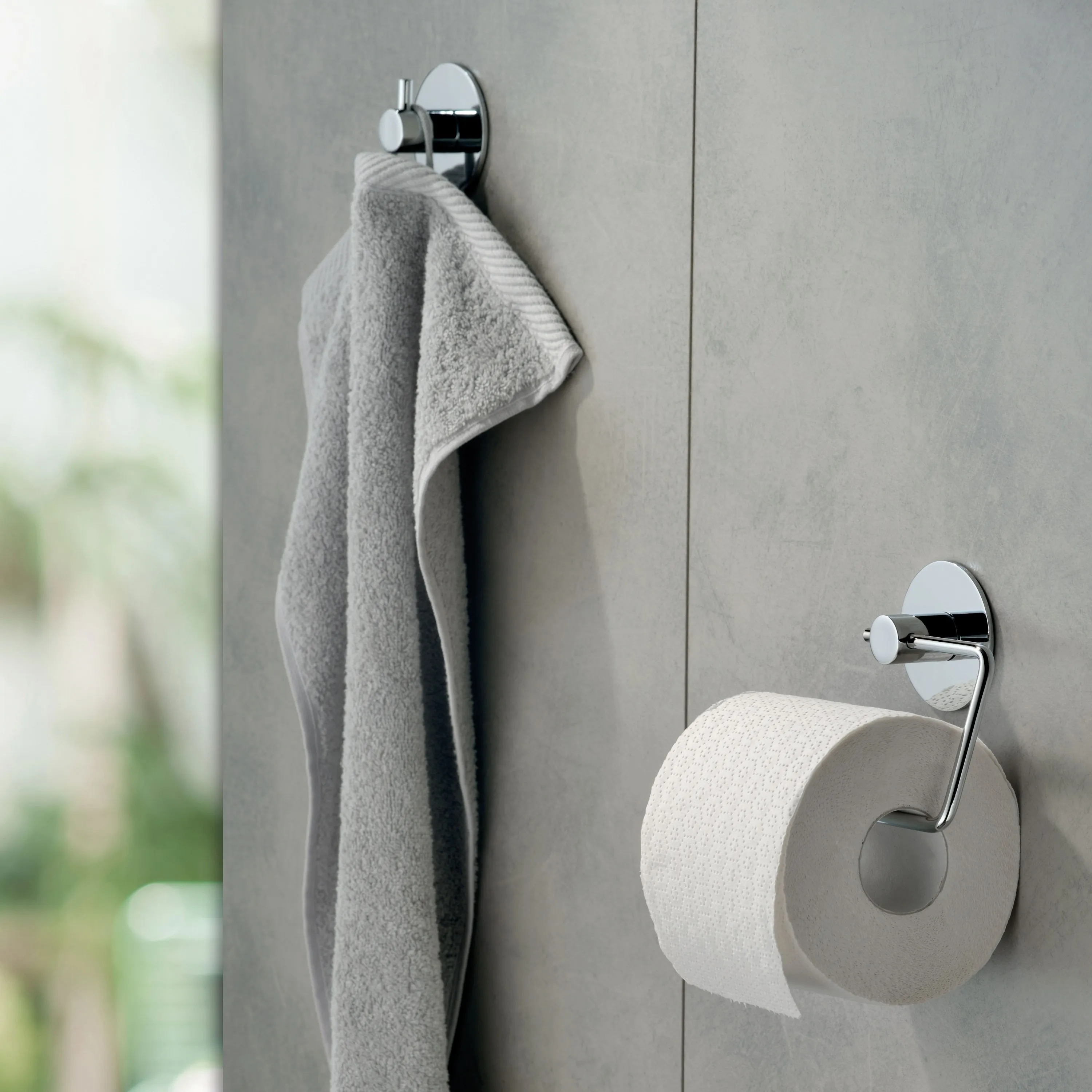 Porte-serviettes et Porte-papier Toilette Salle de Bain Porte-serviettes gris avec serviette et porte-papier toilette blanc sur mur gris