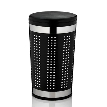 Schwarzer zylindrischer Wäschekorb mit perforiertem Design und Metallbändern, Deckel offen