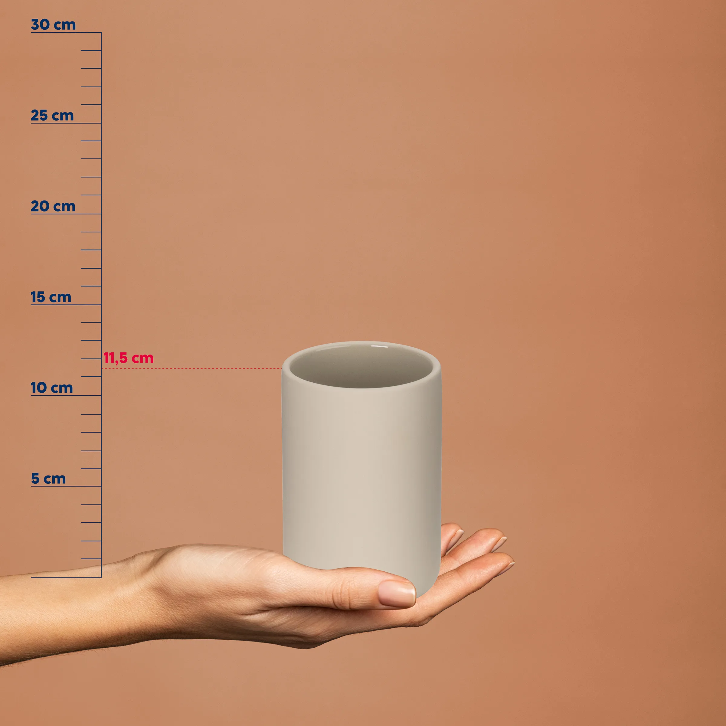 Keramiktasse Größe - Größenvergleich Tasse Keramiktasse mit Größenskala in Zentimetern, in einer Hand gezeigt. Durchmesser etwa 11,5 cm.