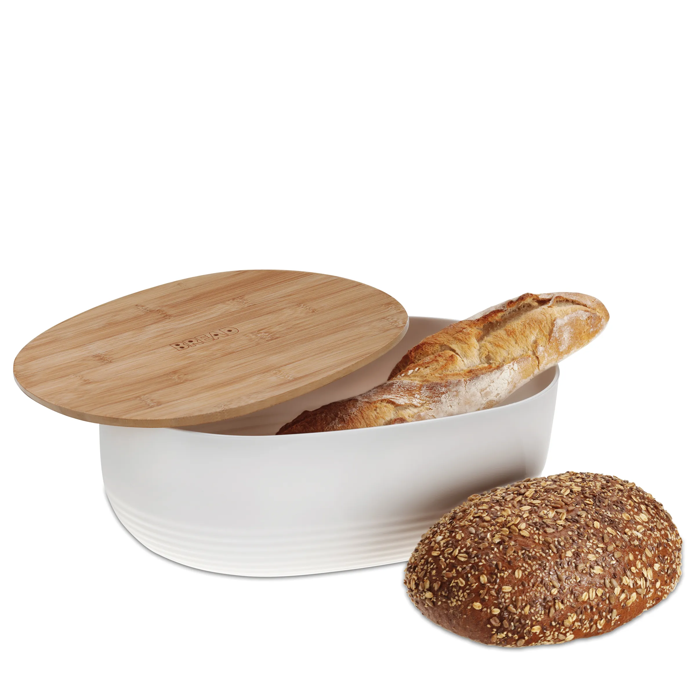 Brotdose mit Bambusdeckel und frischem Brot – Aufbewahrung für Backwaren Weiße Brotdose mit Bambusdeckel, gefüllt mit Baguette, daneben ein Mehrkornbrot mit Körnern