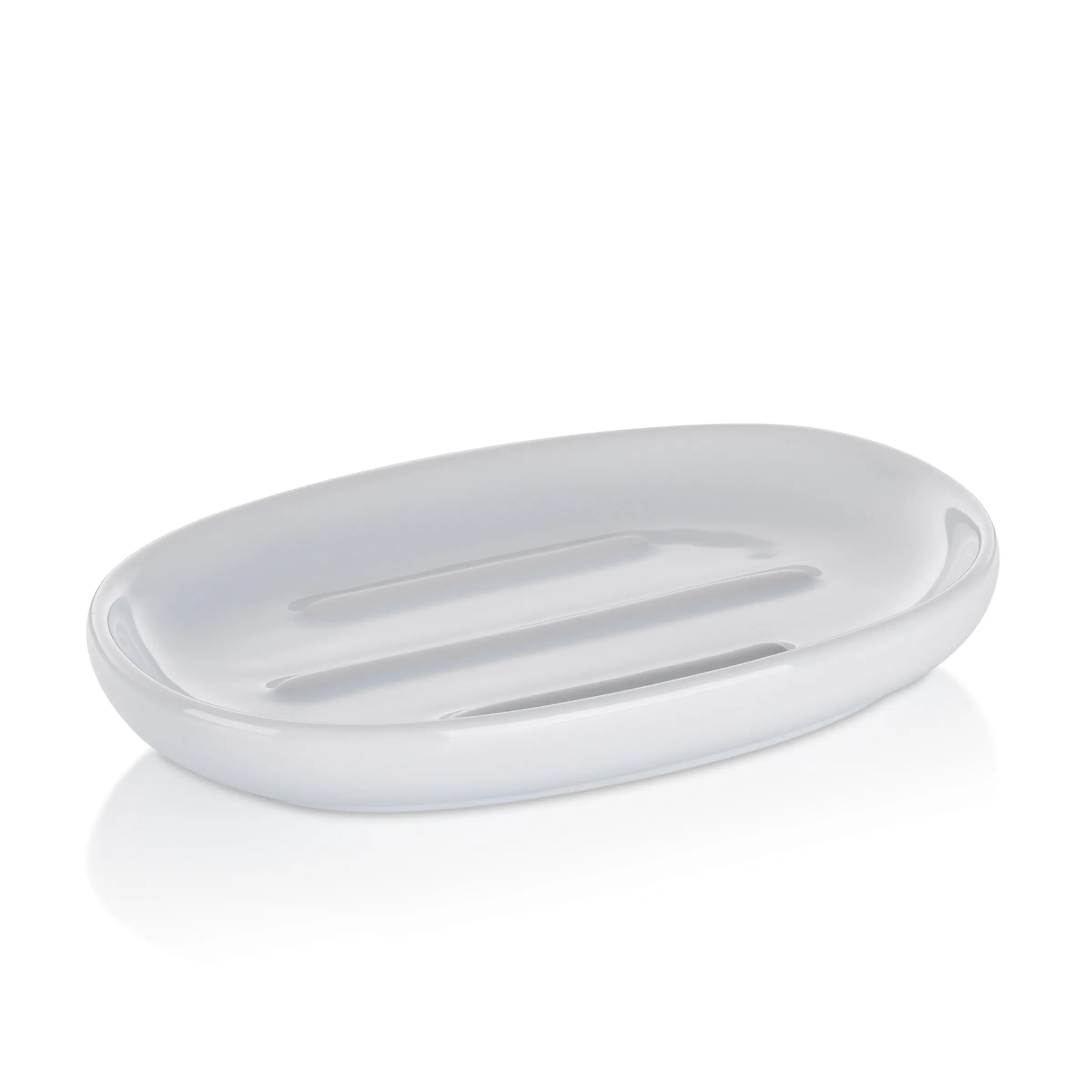 Weiße ovale Seifenschale aus Keramik mit Ablaufrille und glattem Design auf reflektierender Oberfläche