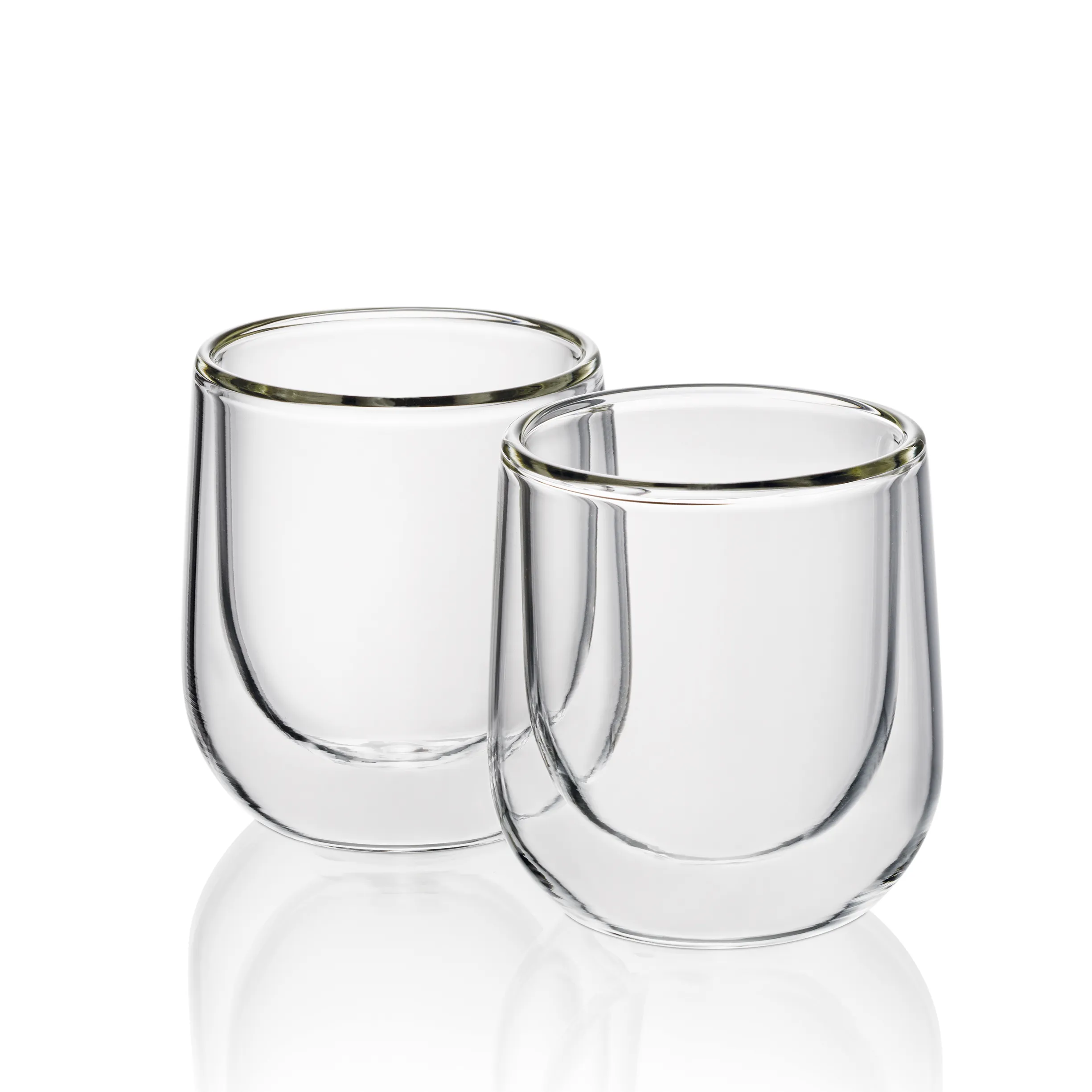 Doppelwandige Gläser Set - Isolierte Thermogläser Zwei doppelwandige Gläser aus klarem Borosilikateglas mit Metallrand, nebeneinander auf weißem Hintergrund