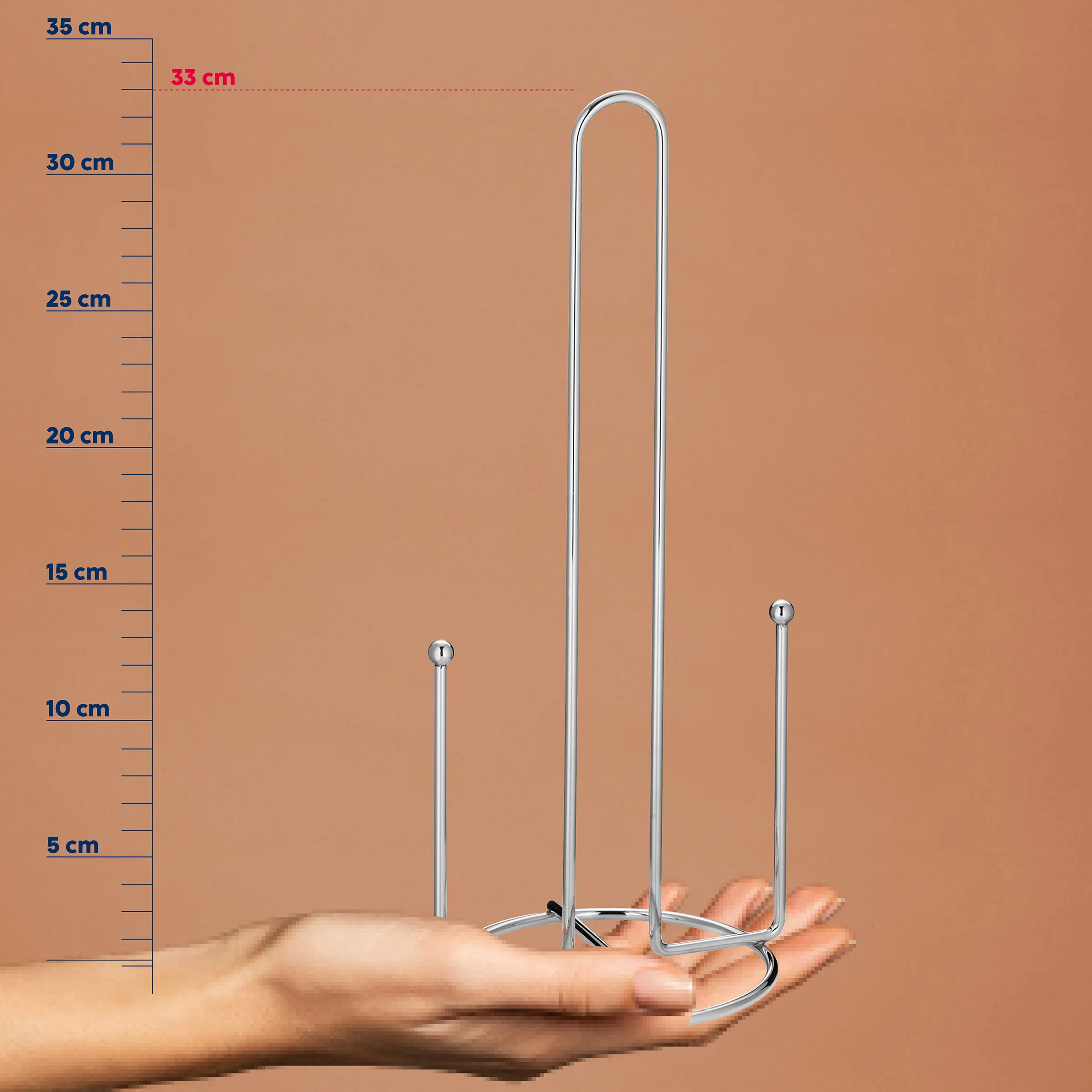Hand hält Metallstifte verschiedener Größen mit Größenskala von 5-35 cm im Hintergrund