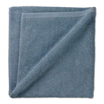 Blaugraues Handtuch aus Frottee, sorgfältig gefaltet und mit sichtbarer Textur, ideal für Bad und Wellness