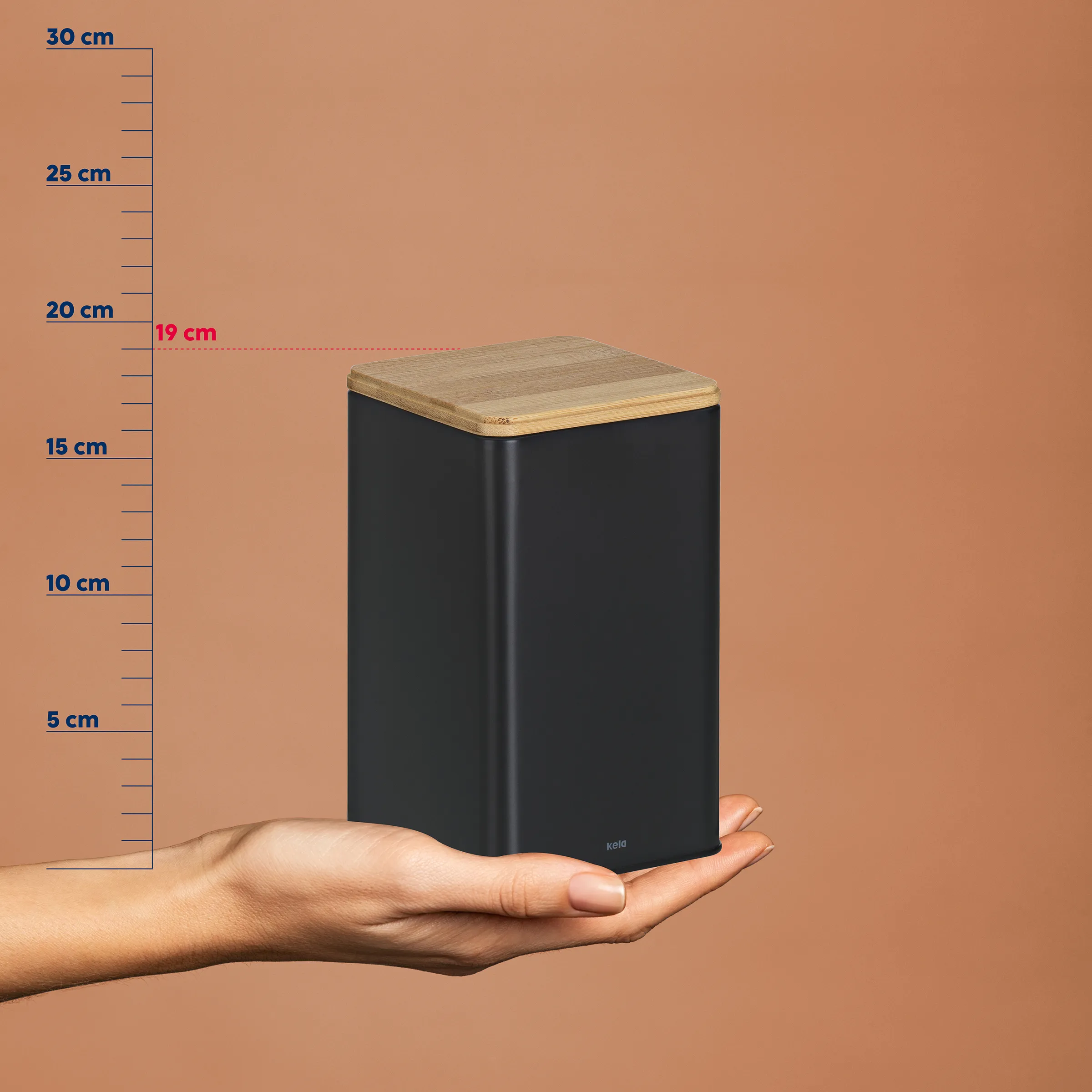 Aufbewahrungsbox Schwarz mit Bambusdeckel - kompakte Vorratsdose Schwarze Aufbewahrungsbox mit Bambusdeckel auf Hand, Größenskala zeigt 19 cm Höhe