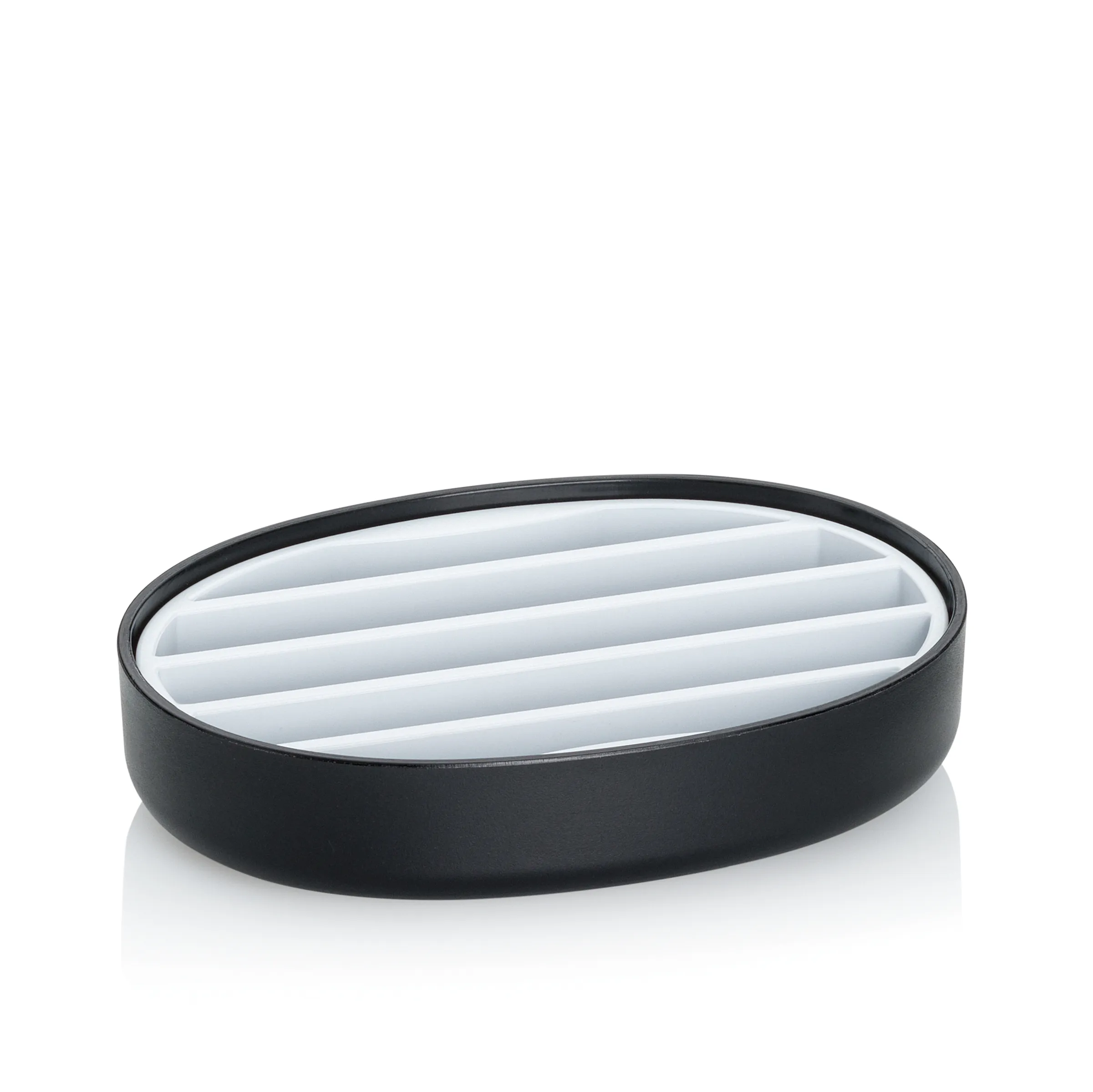 Ovale schwarze Schmuckbox mit weißem Innenfutter und vier horizontalen Trennstegen zur Aufbewahrung von Schmuck.