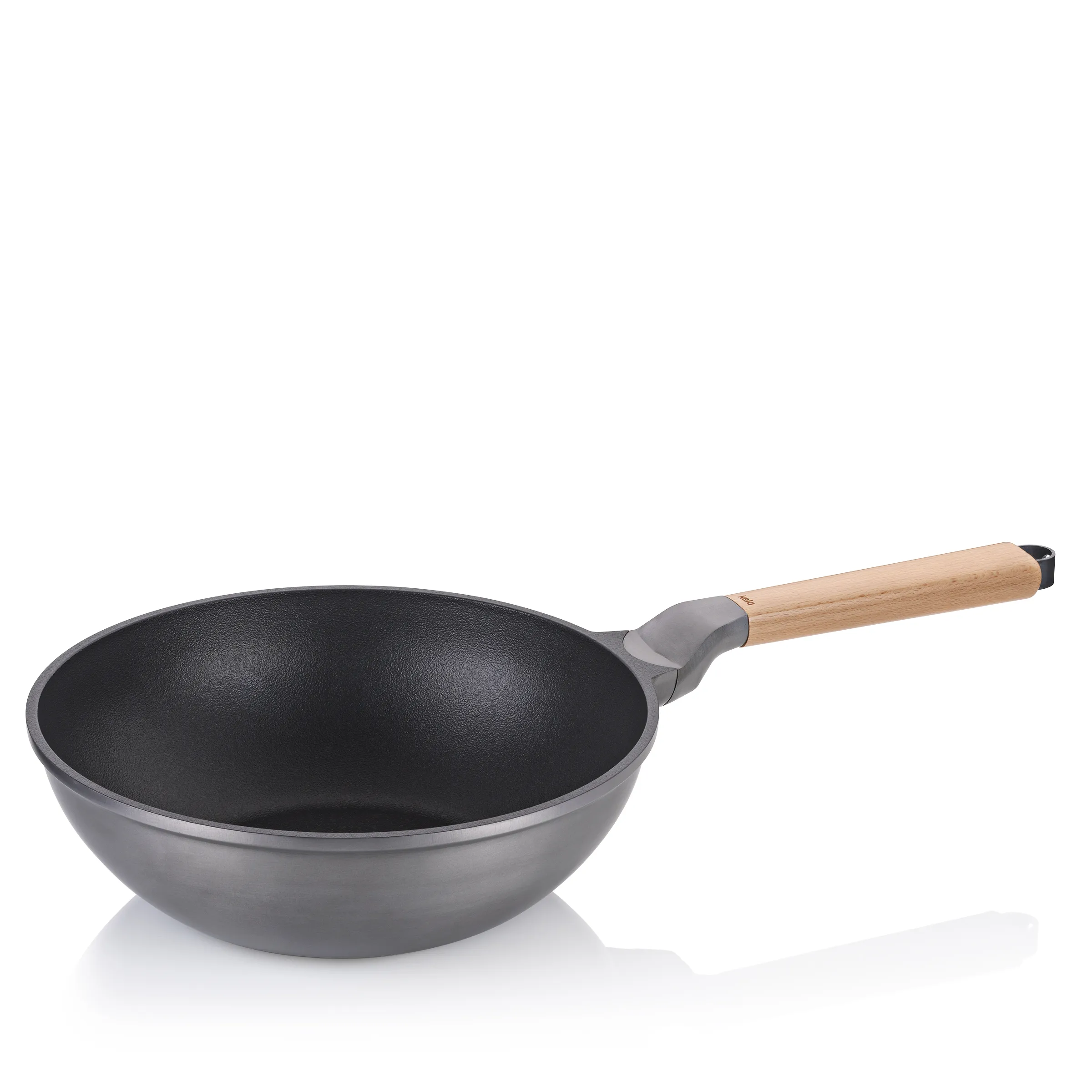 Wok Pfanne grau mit Antihaftbeschichtung und Holzgriff Grauer Wok mit schwarzer Antihaftbeschichtung und Holzgriff, isoliert auf weißem Hintergrund.