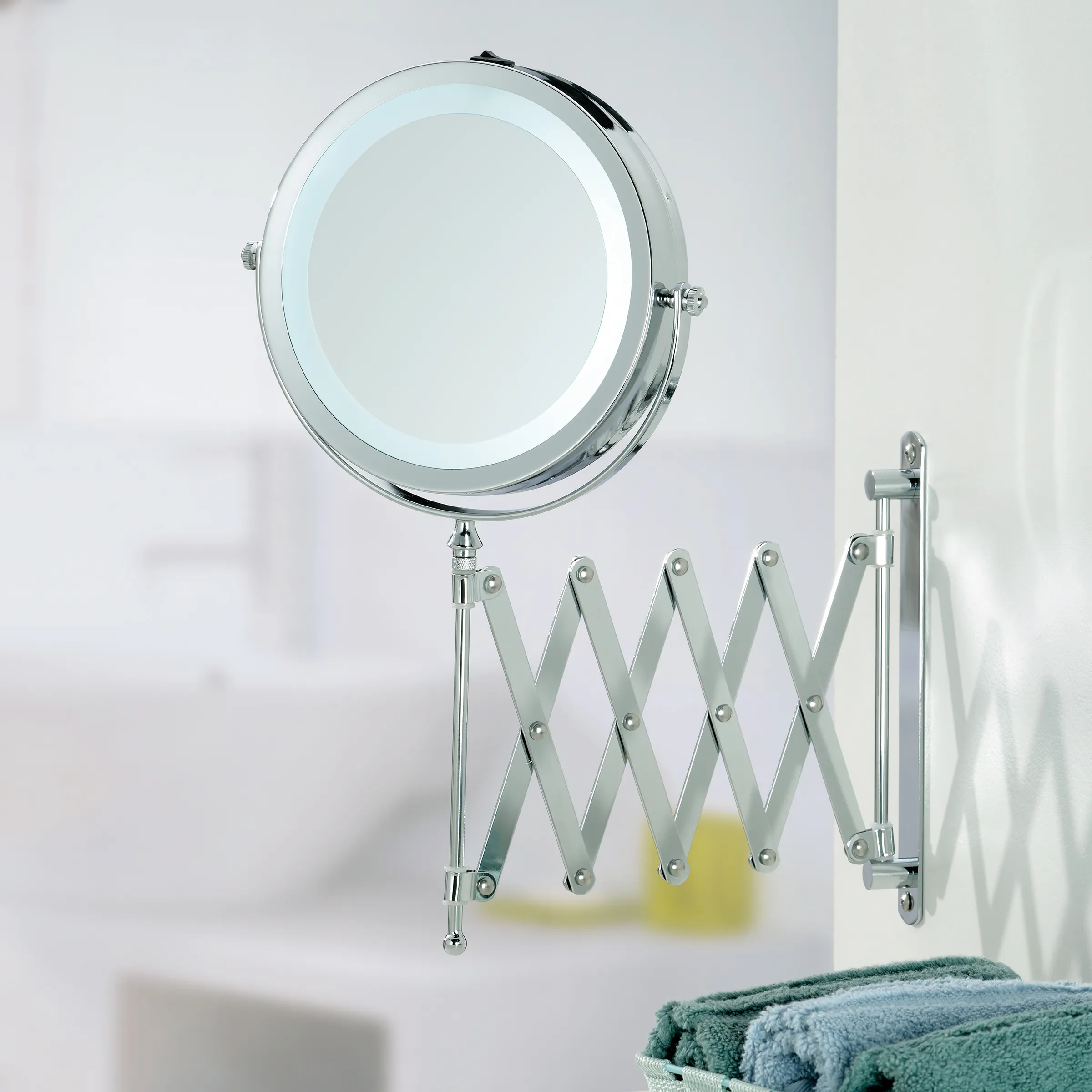 LED Kosmetikspiegel mit ausziehbarem Scherenarm - Wandmontage verchromt Beleuchteter Kosmetikspiegel mit Scherenarm an weißer Badezimmerwand montiert, LED-Ring, verchromt