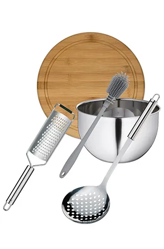 Küchenutensilien-Set Edelstahl mit Topf, Reibe und Bambusbrett Küchenutensilien-Set aus Edelstahl mit Topf, Reibe, Schaumlöffel und rundem Bambusbrett auf weißem Hintergrund