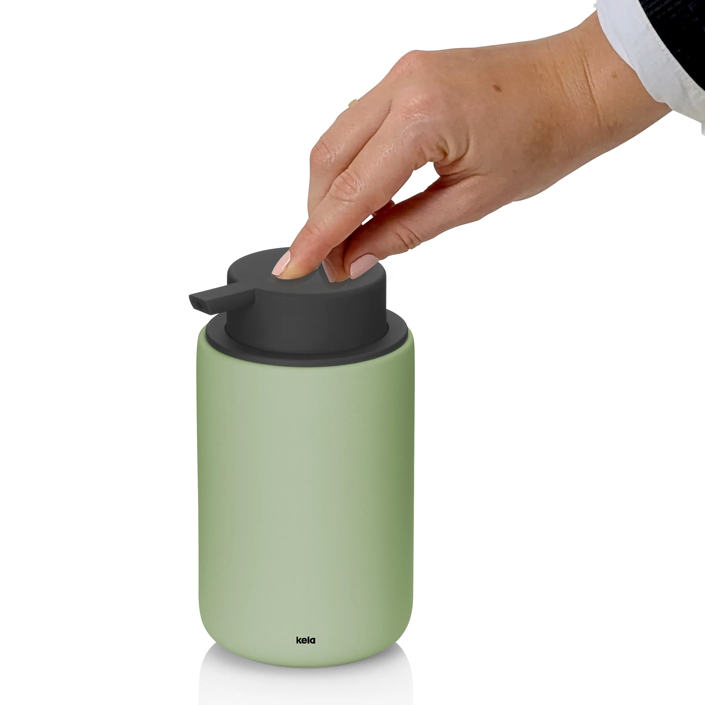 Kela Thermoflasche grün mit Druckknopf-Deckel - Isolierflasche Hand öffnet grüne Kela Thermoflasche mit grauem Druckknopf-Deckel vor weißem Hintergrund