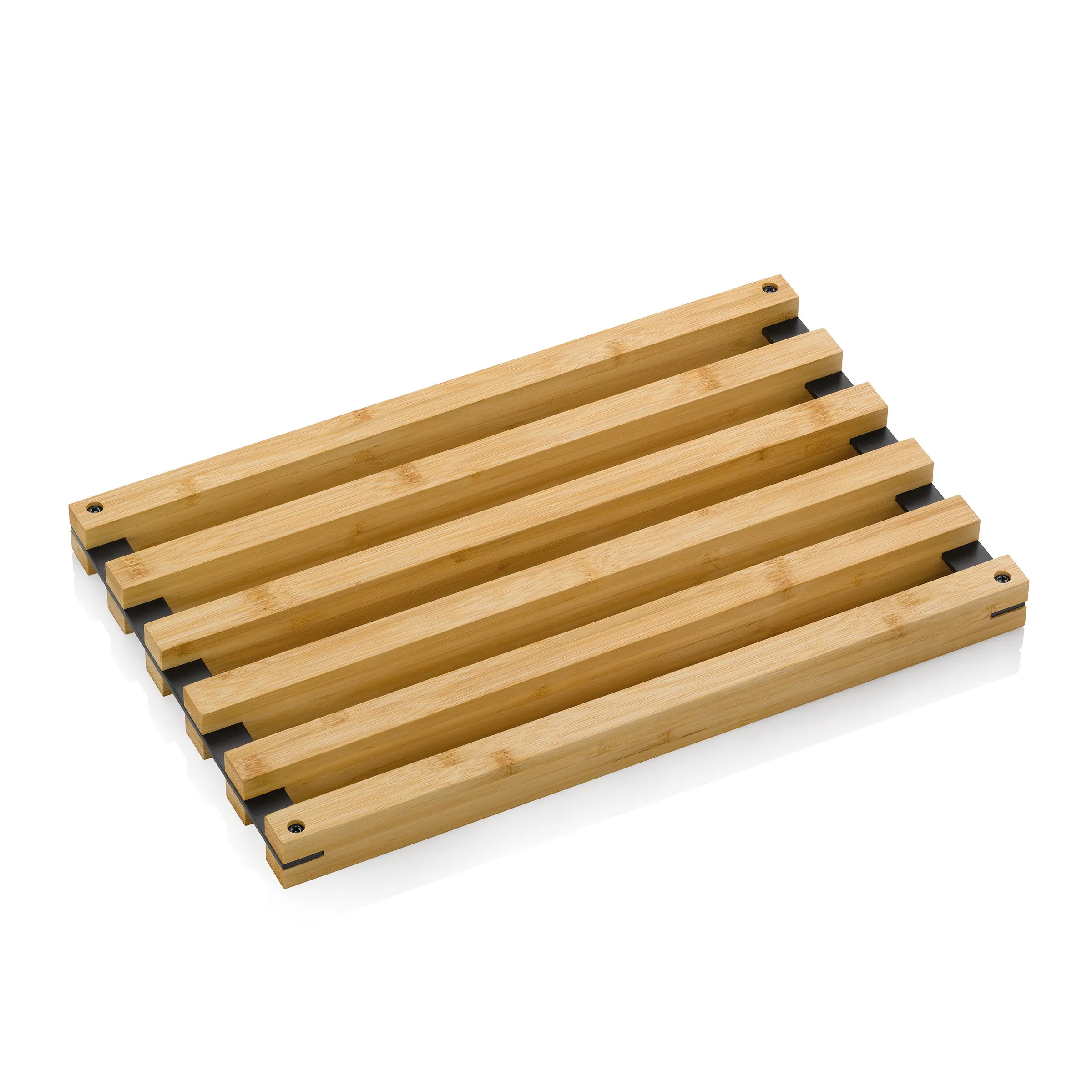Bambus Schneidebrett mit Rillen Bamboo-Schneidebrett mit parallelen Lamellen und schwarzen Kunststoffzwischenlagen, perspektivische Ansicht