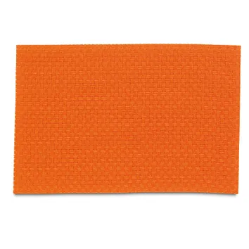 Orangefarbene strukturierte Stoffmatte oder Teppich mit gestepptem Muster auf weißem Hintergrund
