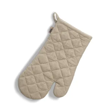 Beige gesteppter Ofenhandschuh aus Leinen mit Aufhängeschlaufe auf weißem Hintergrund