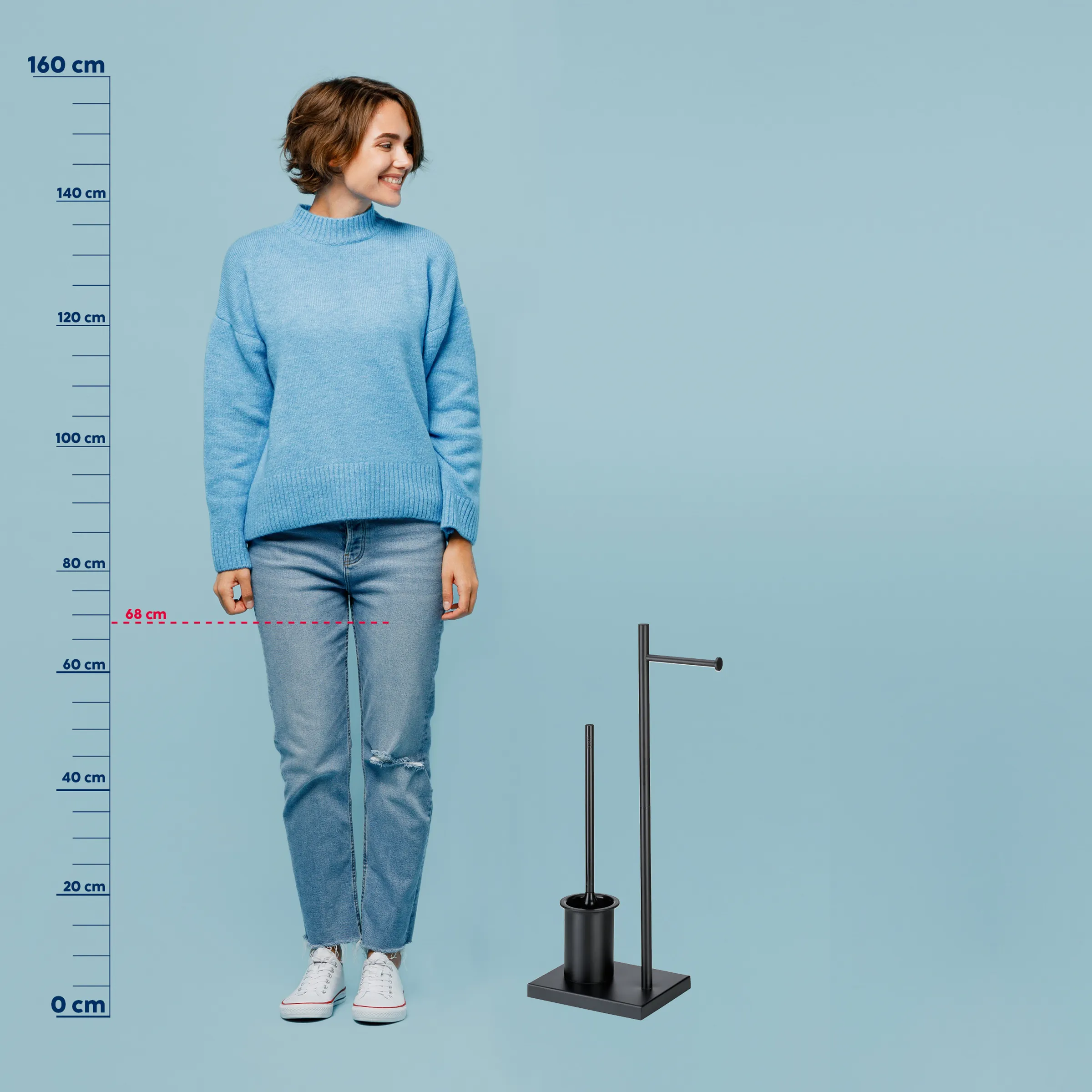 Toilettenbürsten-Set Größe - modernes Badezimmer Accessoire Junge Frau in blauem Strickpullover und Jeans neben schwarzem Toilettenbürsten-Set mit Größenvergleich