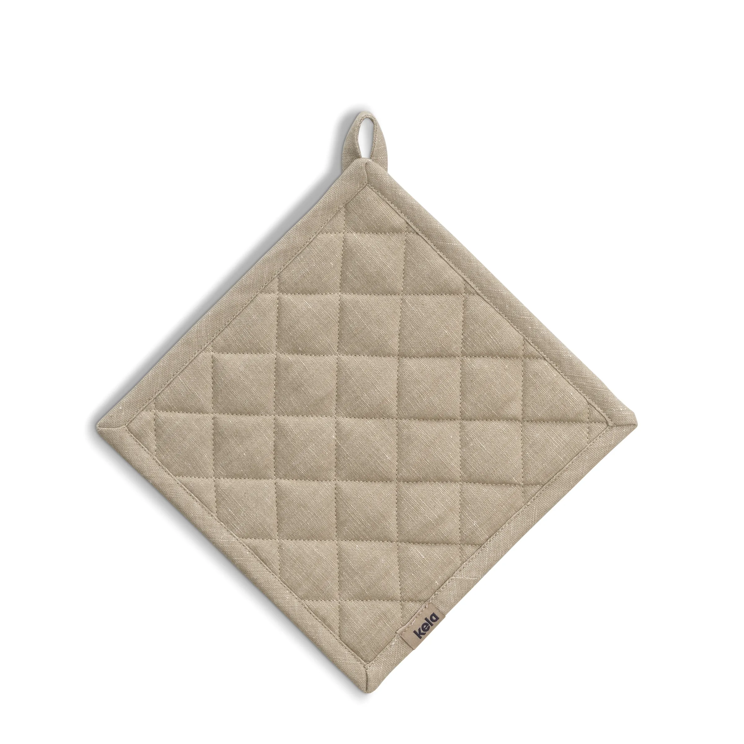 Beige gesteppter Topflappen aus Leinen mit Rautenmuster und Aufhängeschlaufe auf weißem Hintergrund