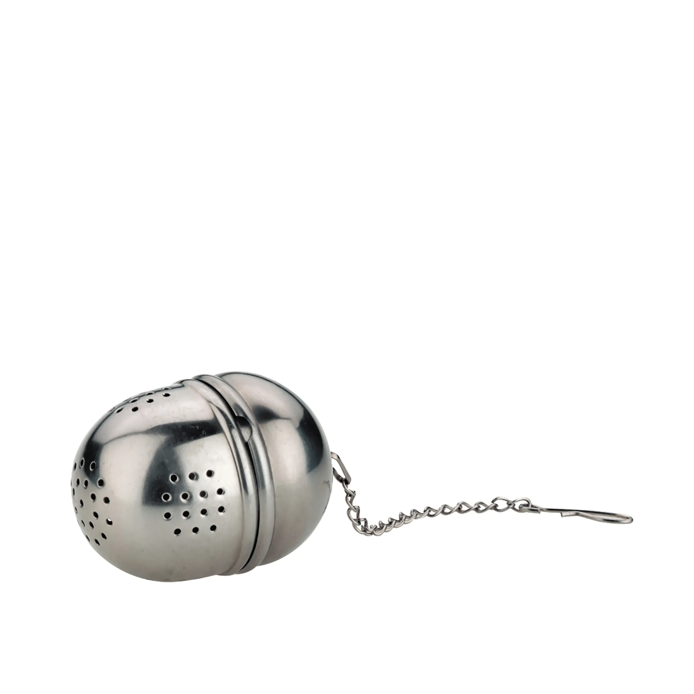 Tee-Ei aus Edelstahl in Kugelform mit Perforation und Kette auf weißem Hintergrund