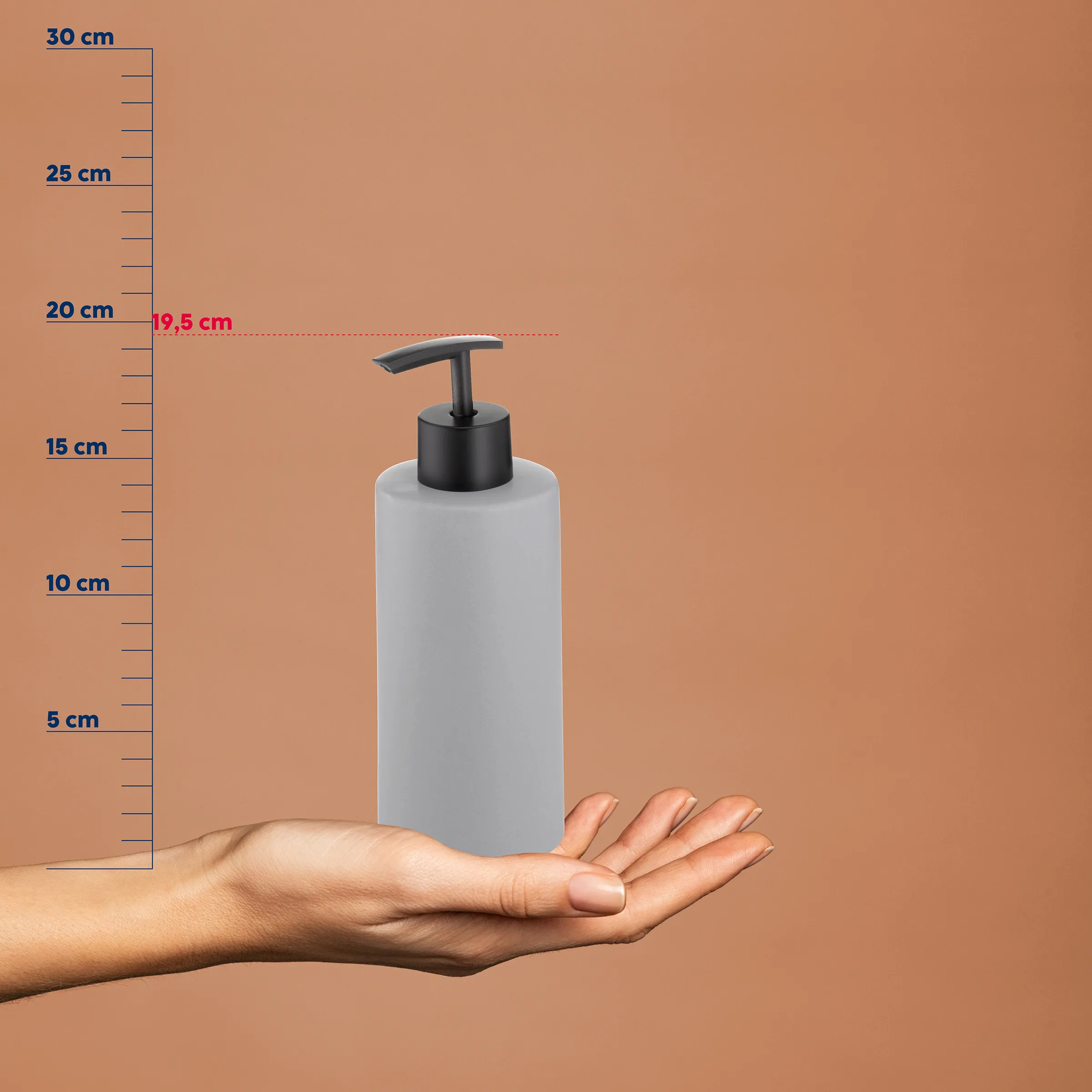 Seifenspender grau - Größenvergleich und Maße Grauer Seifenspender mit schwarzem Pumpkopf auf einer Hand, mit Größenmaßstab bis 30 cm