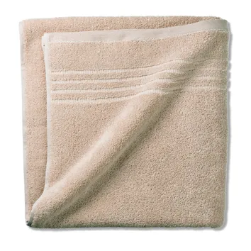Beige Frottier-Handtuch mit dekorativen Streifen und Borte, zusammengefaltet auf weißem Hintergrund