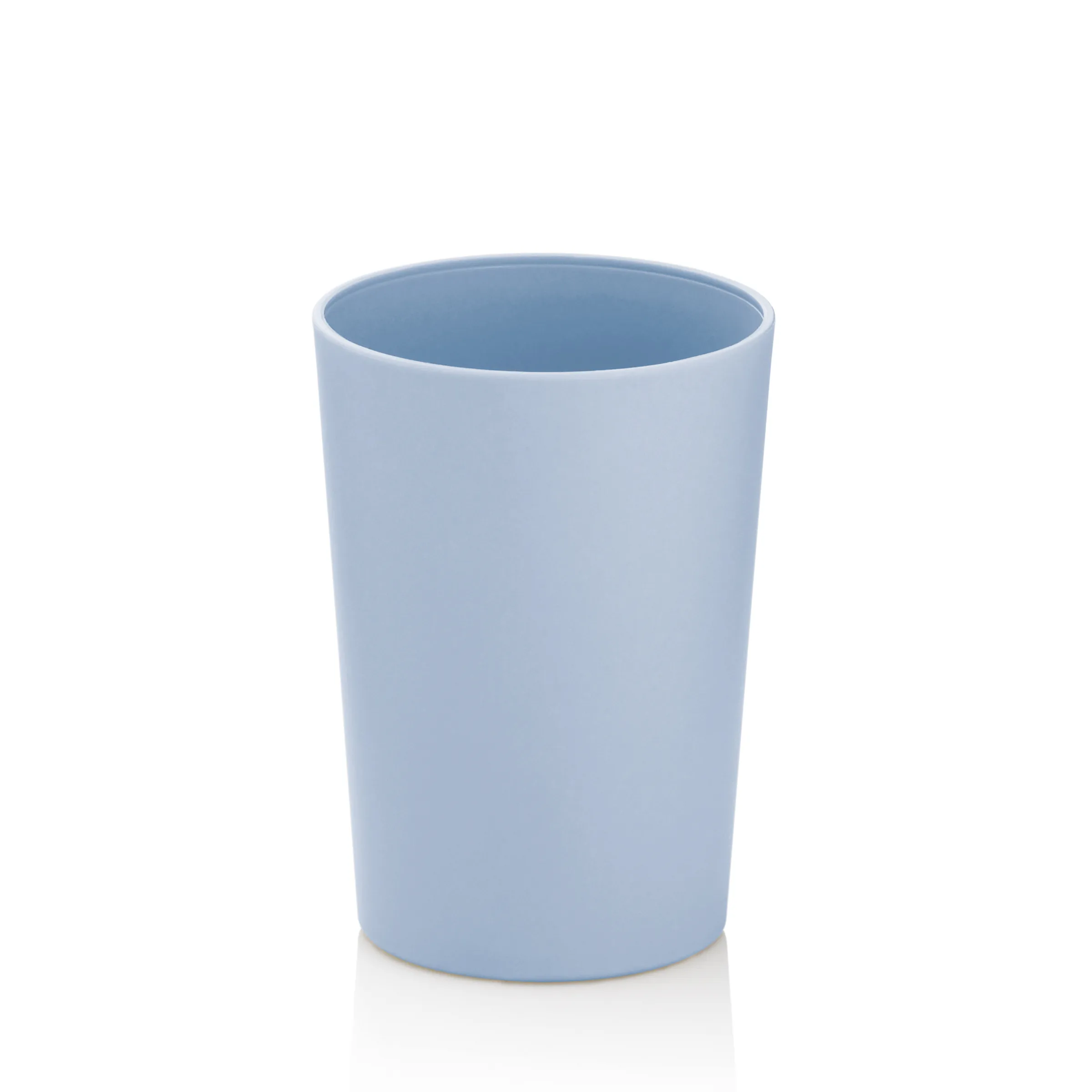 Kunststoffbecher blau - wiederverwendbares Trinkglas Hellblaues zylindrisches Kunststoffglas ohne Henkel, leer, vor weißem Hintergrund