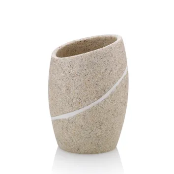 Beige Keramikbecher mit rauer Oberfläche und weißen Designlinien auf weißem Hintergrund.