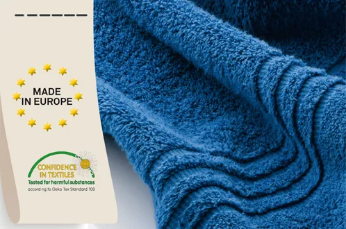 Blaues Handtuch mit europäischem Herkunftszertifikat und Confidence-Prüfsiegel