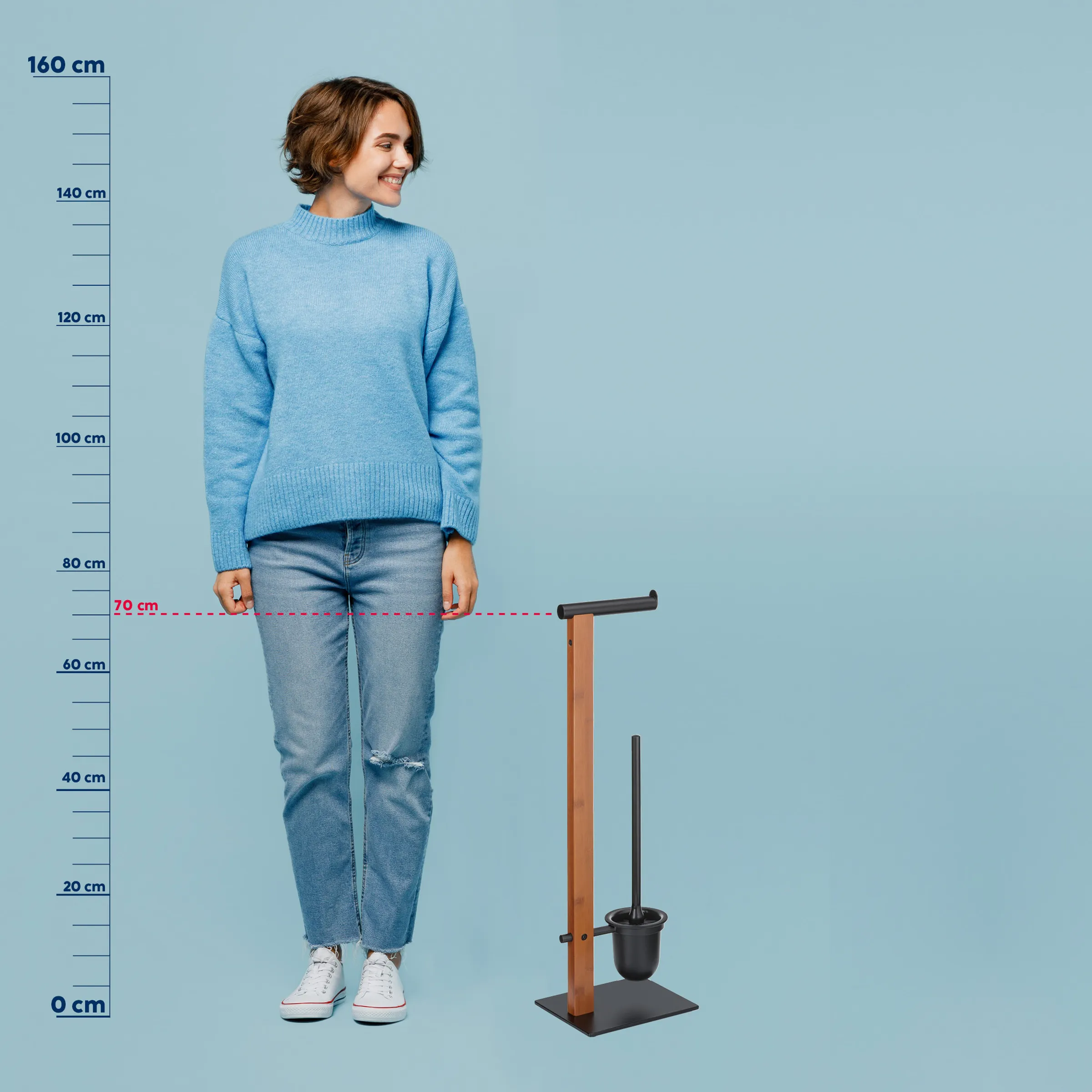 Standpumpe Größenvergleich - Luftpumpe Maße und Höhe Frau in blauem Pullover und Jeans neben einer Standpumpe, Skalierung zeigt etwa 70 cm Höhe auf Hüfthöhe