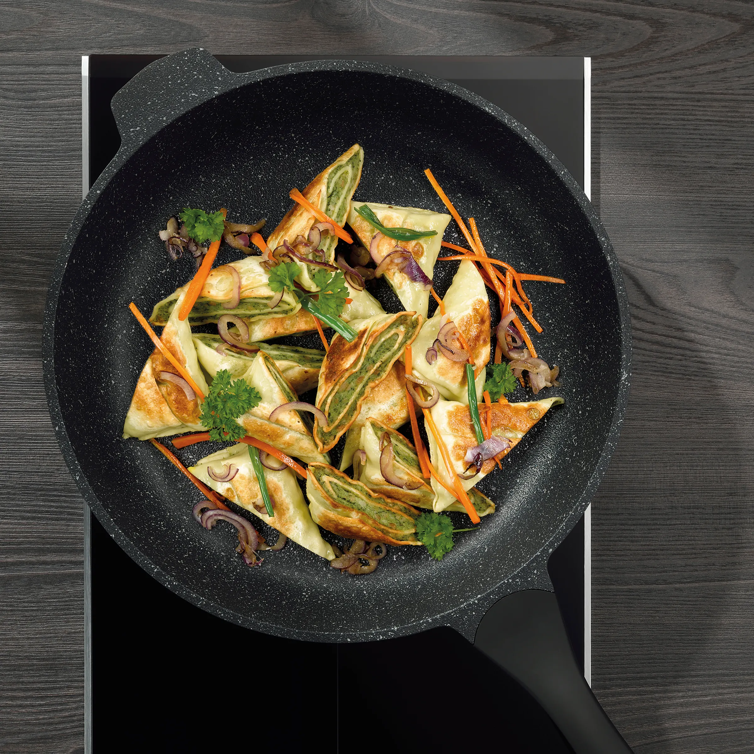 Omelett Wok Rezept mit Gemüse Gebratenes Omelett mit grünen Bohnen, Karotten und Frühlingszwiebeln in schwarzer Wok-Pfanne