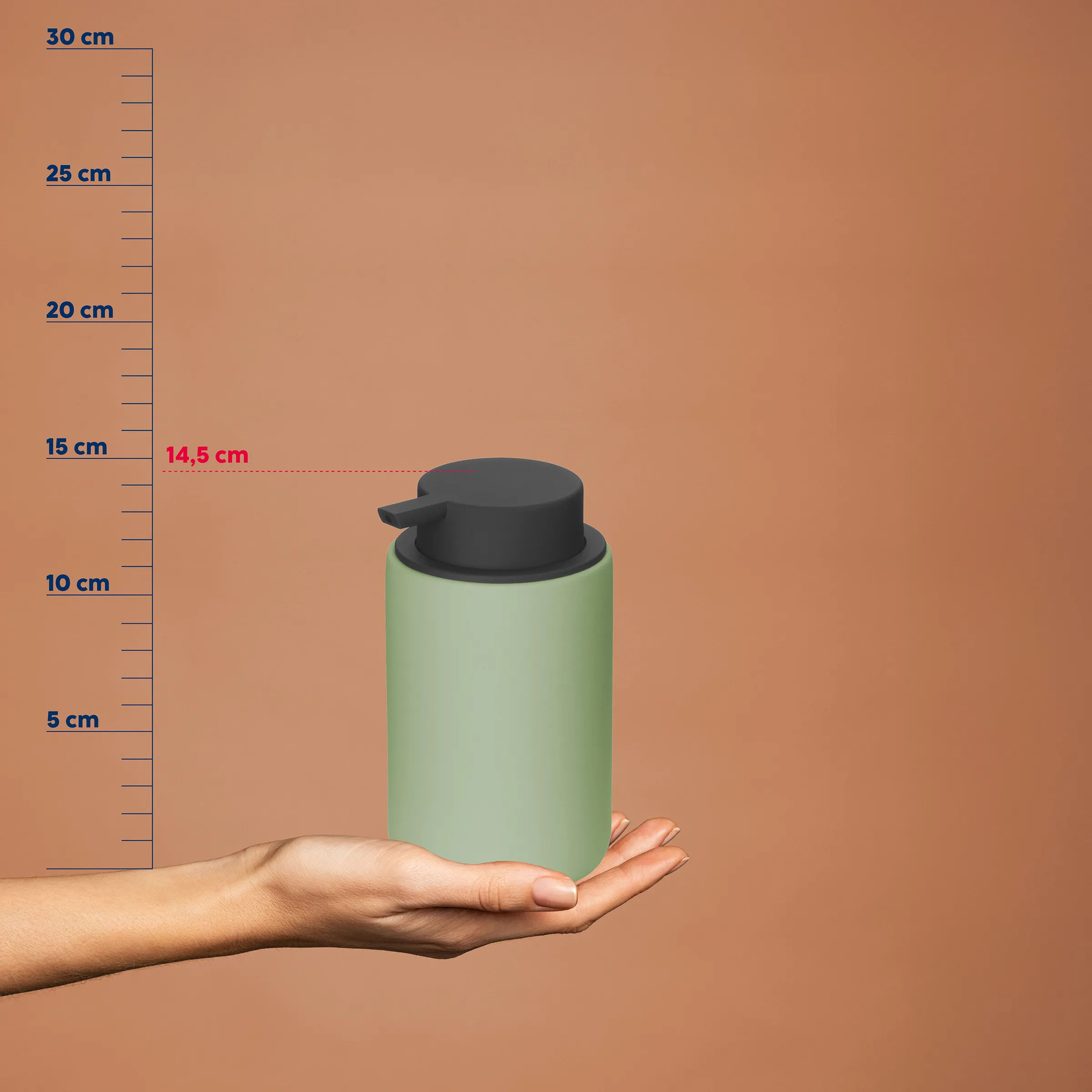 Thermosflasche 14,5 cm Breite - Isolierte Trinkflasche Grüne Thermosflasche mit schwarzem Deckel auf einer Hand, neben einer Messskala in Zentimetern