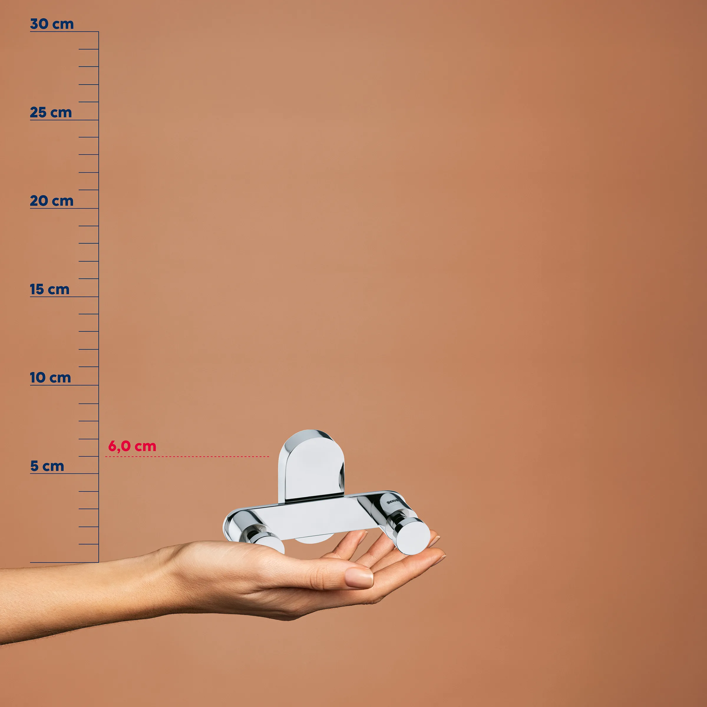Kompakte Duscharmatur Chrom - Mischbatterie mit Größenvergleich Chrom-Duscharmatur in Hand mit Größenvergleich-Skala, Höhe 6,0 cm