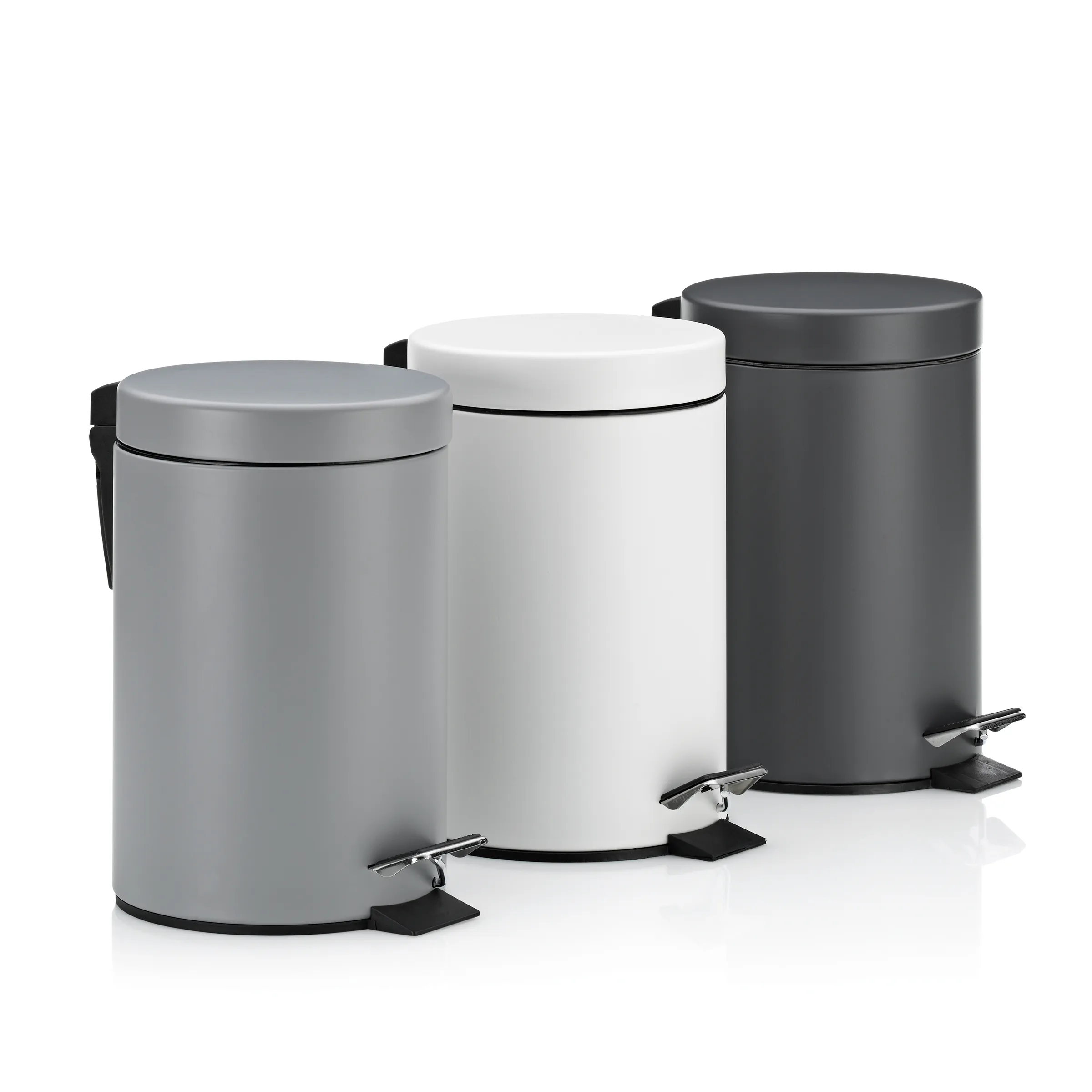 Tretmülleimer Set 3-teilig - Moderne Abfalleimer mit Pedal in Grau, Weiß, Anthrazit Drei moderne Tretmülleimer in Grau, Weiß und Dunkelgrau mit Pedalmechanismus und runden Deckeln