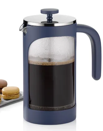 Pressekannenset Kaffee dunkelblau Edelstahl Dunkelblaue Pressekannengarnitur mit Edelstahldeckel, gefüllt mit schwarzem Kaffee und Schaum, neben Macarons