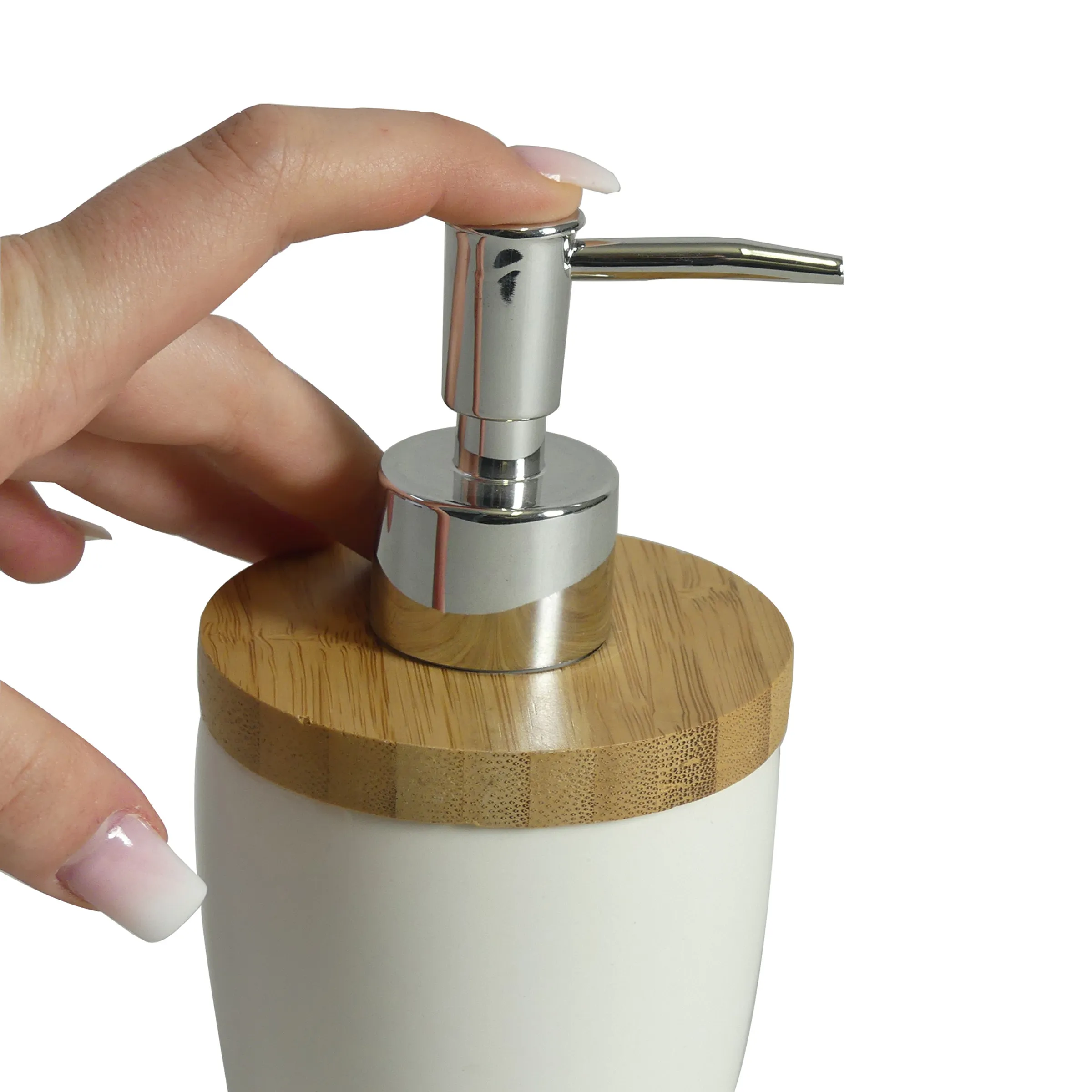 Seifenspender Bamboo mit Pumpspender Hand bedient einen weißen Seifenspender mit Bambusdeckel und verchromtem Pumpkopf