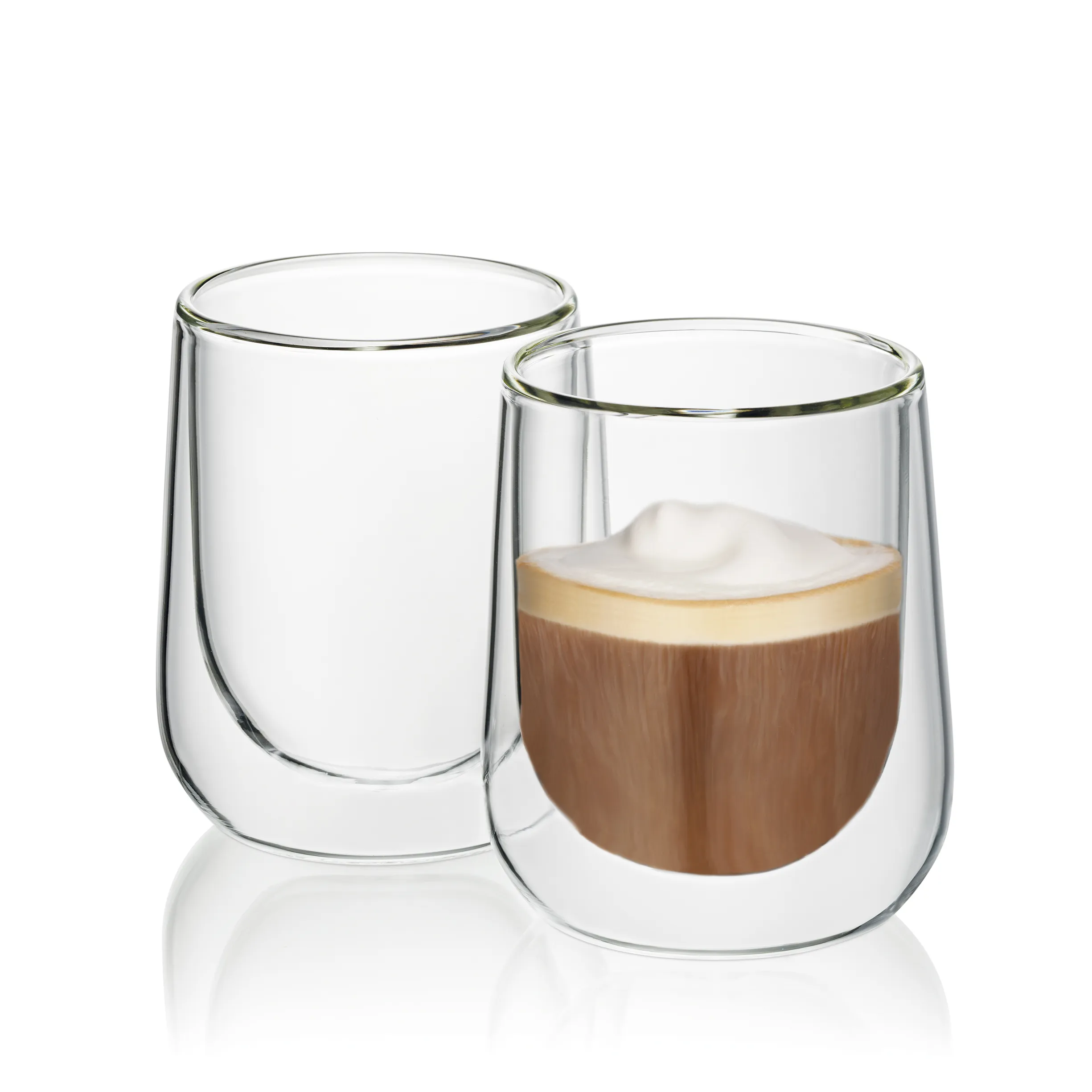 Doppelwandige Gläser für Cappuccino und Kaffee Zwei doppelwandige Gläser, eines leer und eines gefüllt mit Cappuccino mit Milchschaum