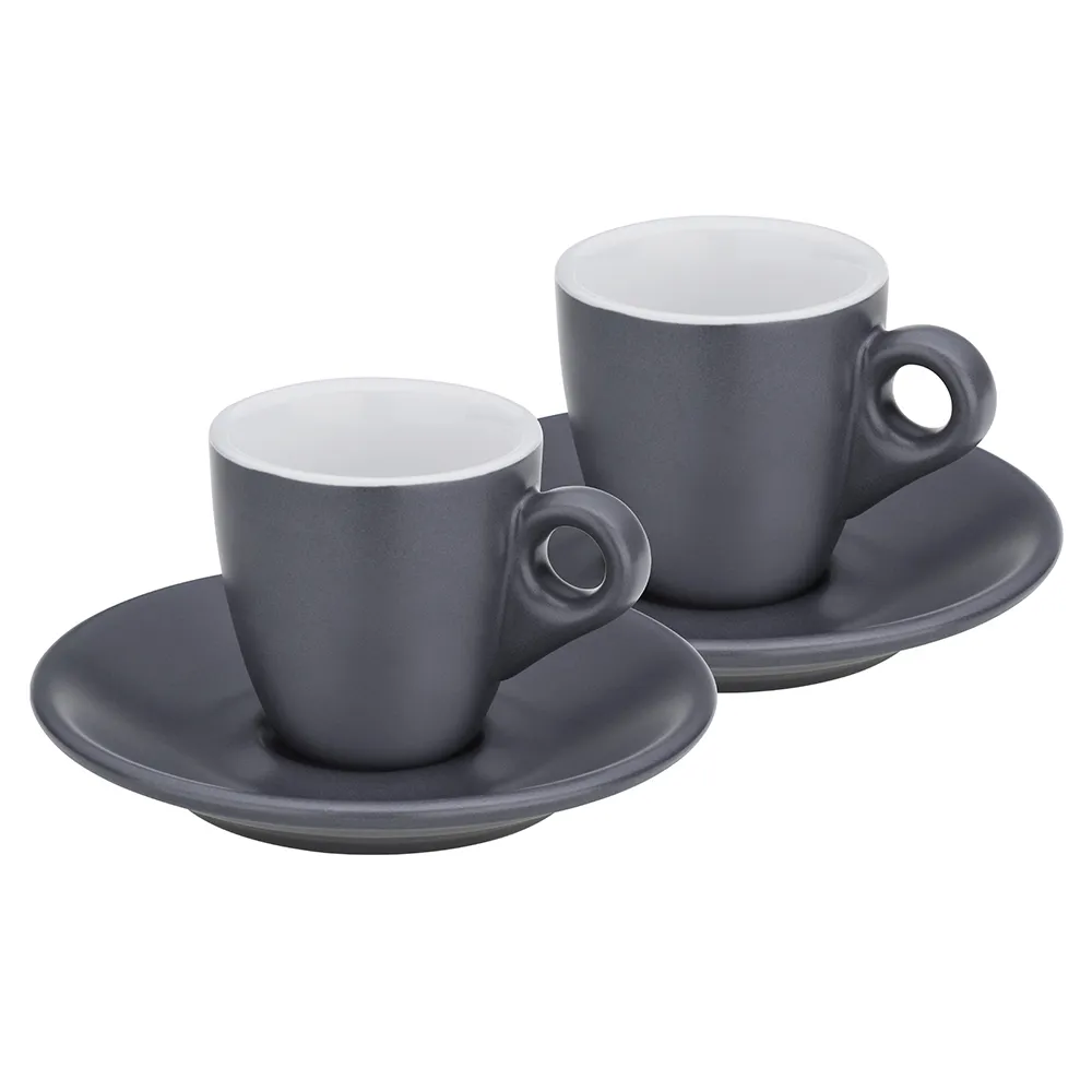 Espressotassen Set dunkelgrau mit Untertassen Zwei dunkelgraue Espressotassen mit weißem Innenglasur und passenden Untertassen. Die Tassen haben ergonomische Griffe.