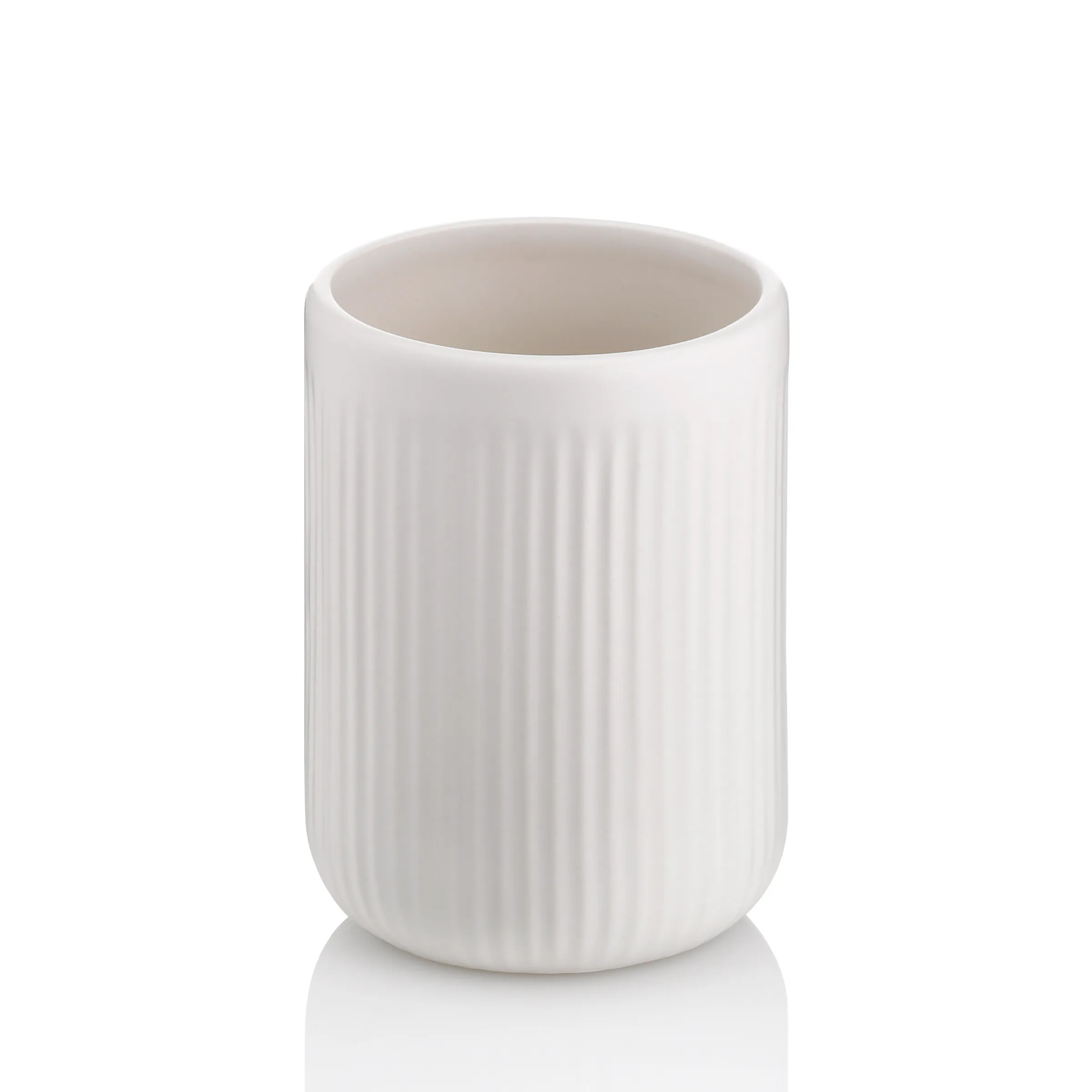 Weiße Keramiktasse mit vertikalen Rillen und breitem, zylindrischem Design, isoliert auf weißem Hintergrund.